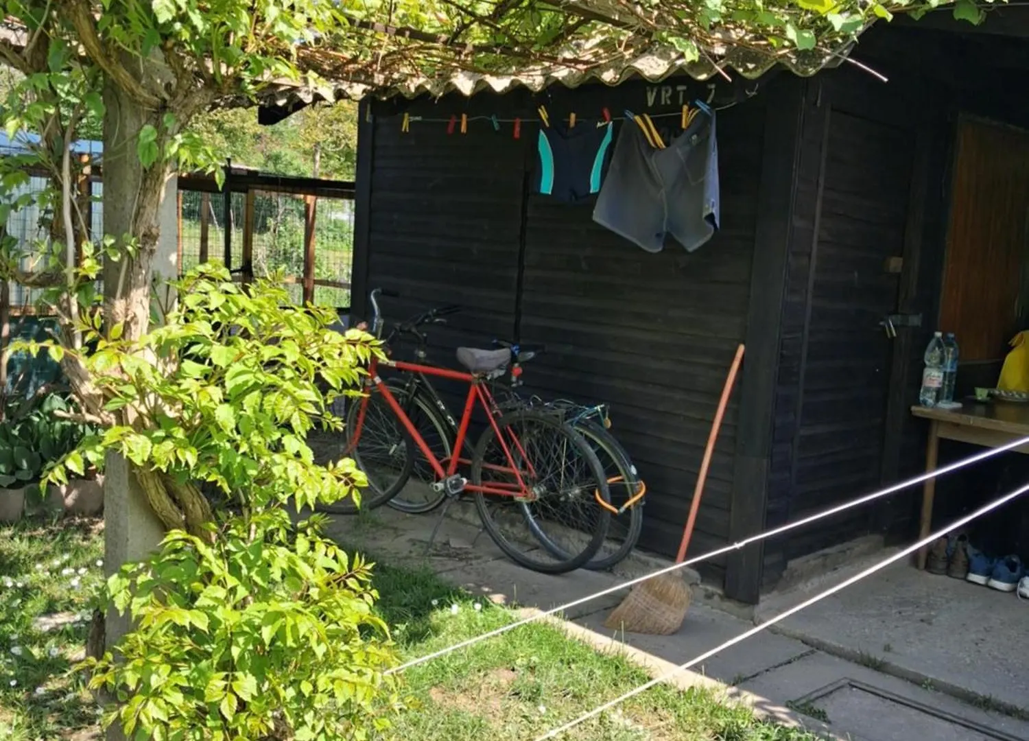 Garden Room For Two People With Additional River Site To Put Up Your Tent Price Includes Two Bicycles For Amazing Views And Two Water Floats For Mega River Run Check My Video On Youtube By Writing How To Find And Use Your Accommodation In לובליאנה